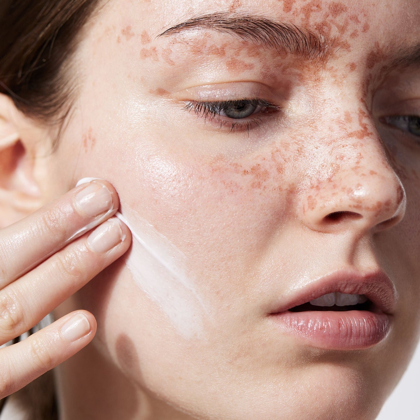 holy-hydration-face-cream-i7 040822_Model_HH-FaceCream_091_RT2-V1_IGF_38740f4c-997d-4161-a3bd-3457855e993f.jpg
