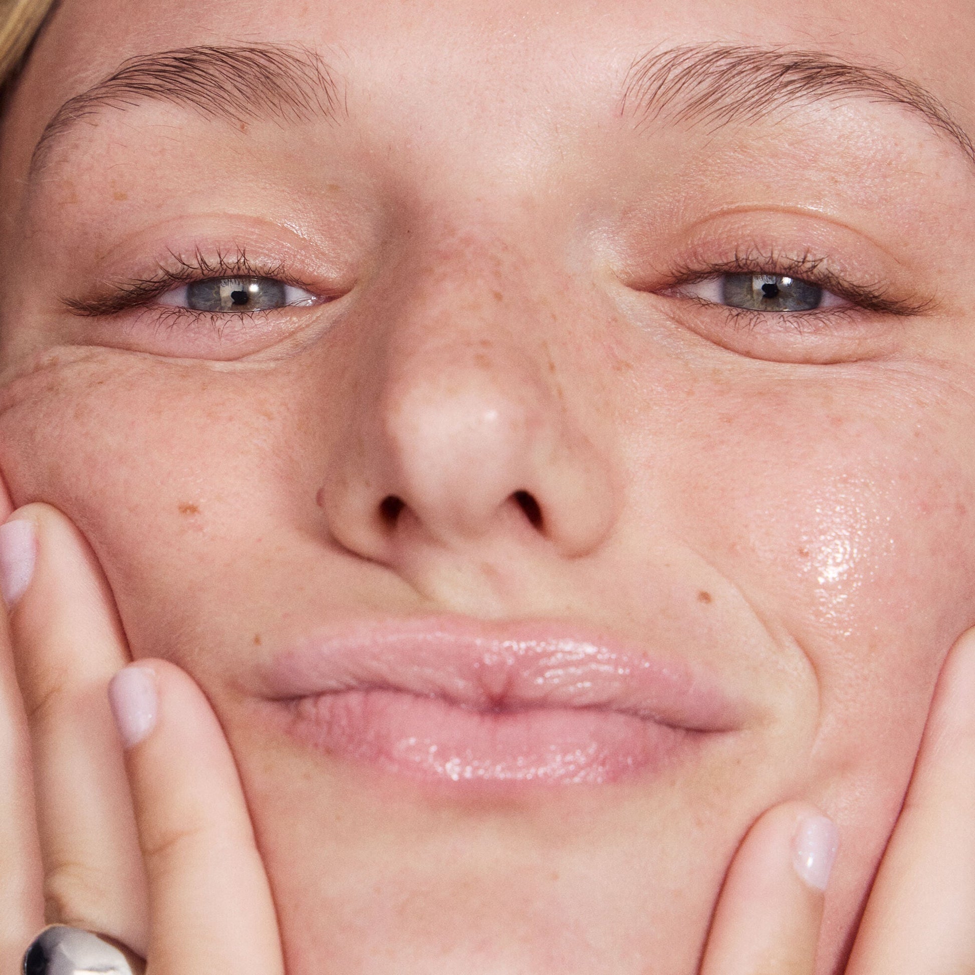 thirst-burst-pore-fecting-toner-r0 042125_SKIN_TBT_Madison_ModelApp_1086_RGB_IGF.jpg