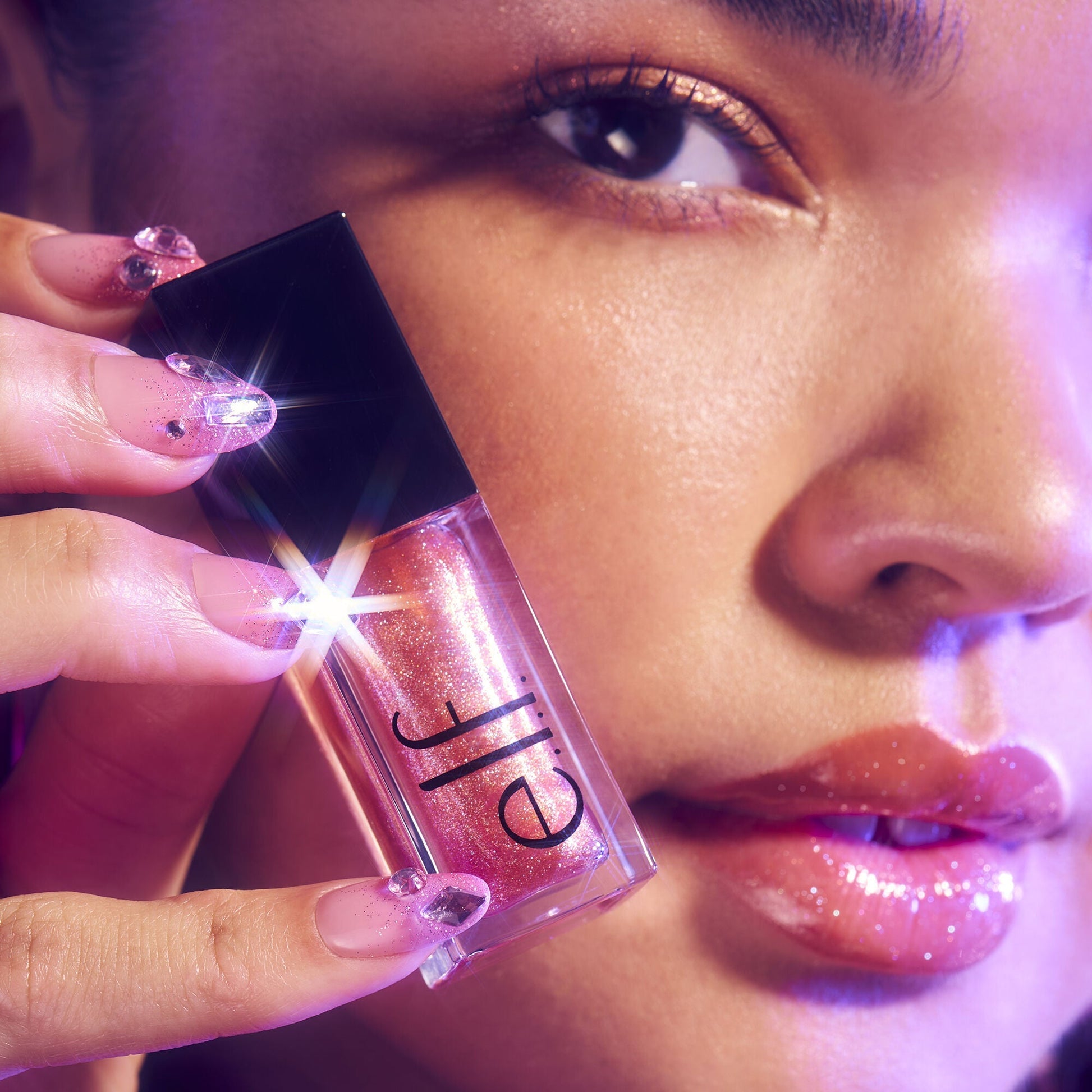 glow-reviver-plumping-lip-oil-b5 072225_Breanna_LipPlump_0391_2000x2000_0613e084-a418-44f9-b40d-c461b7a4b6db.jpg