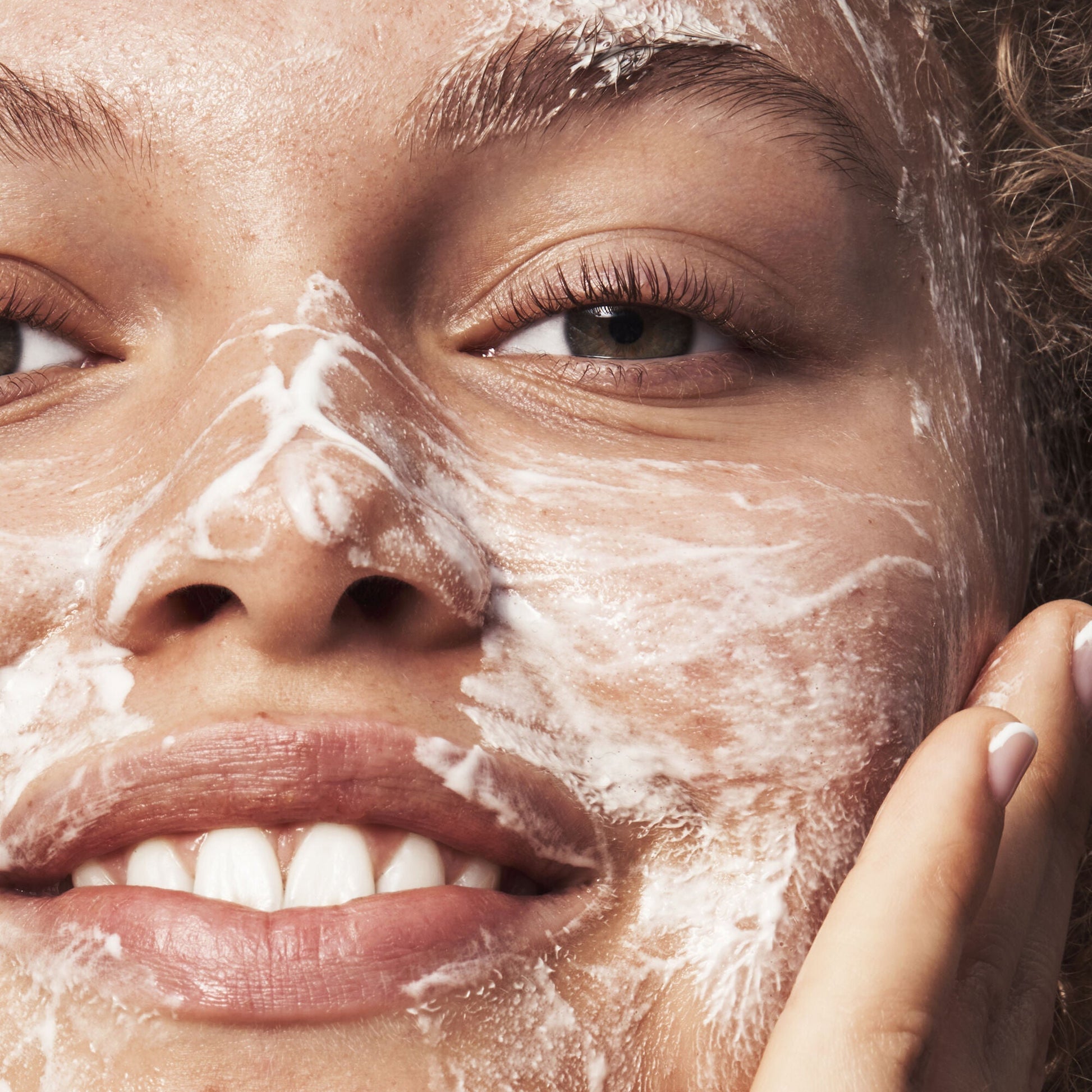 blemish-breakthrough-acne-clarifying-cleanser-d6 121321_Marley-Acne-Regimen_0117_FINAL_IGF.jpg