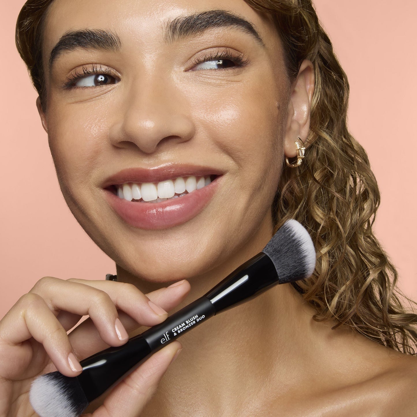 cream-blush-and-bronzer-duo-brush-x4 83857_CREAM_BLUSH_BRONZER_DUO_BRUSH_Q4_Alyssa_0103_V3_7510f340-cab5-4e94-b40f-1ad3f84fd183.jpg