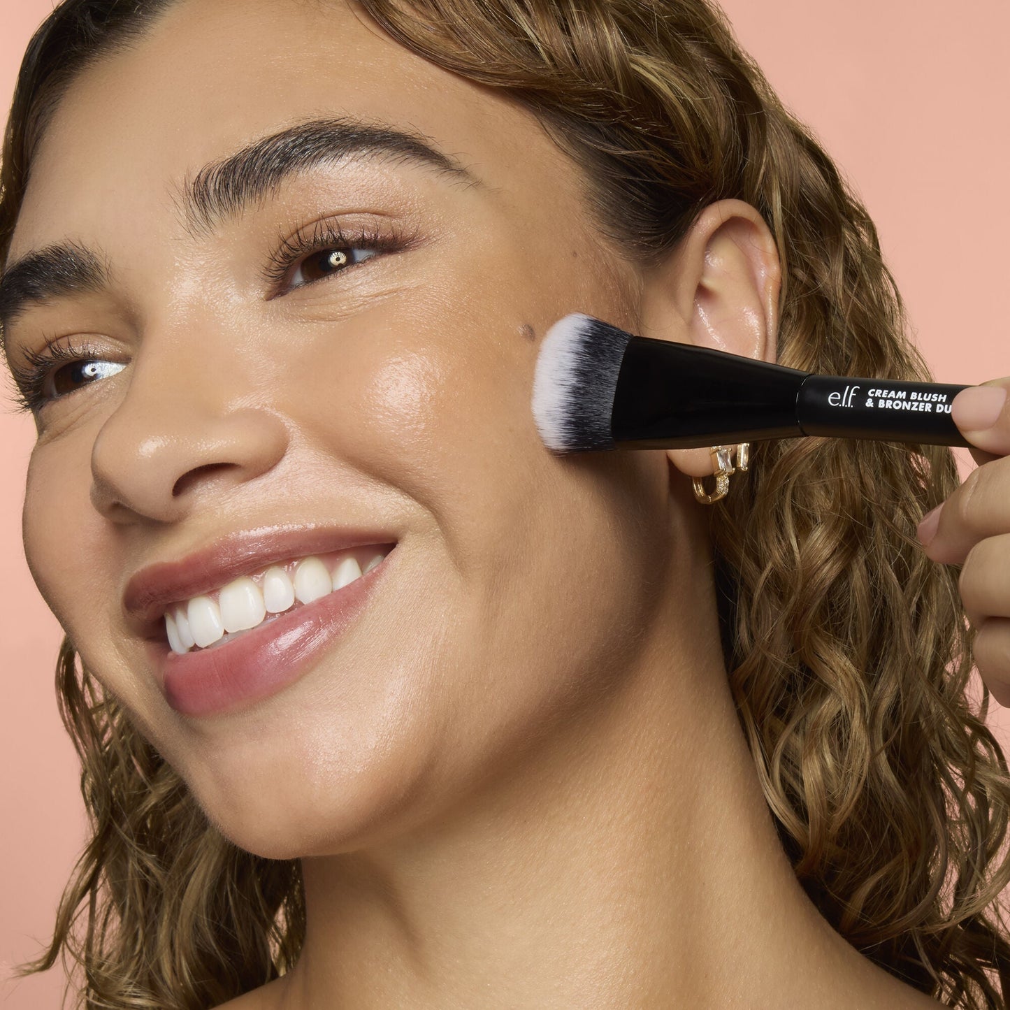 cream-blush-and-bronzer-duo-brush-x4 83857_CREAM_BLUSH_BRONZER_DUO_BRUSH_Q4_Alyssa_0173_V4_388aa08a-f9a4-4160-ae36-d9cdde1f6141.jpg