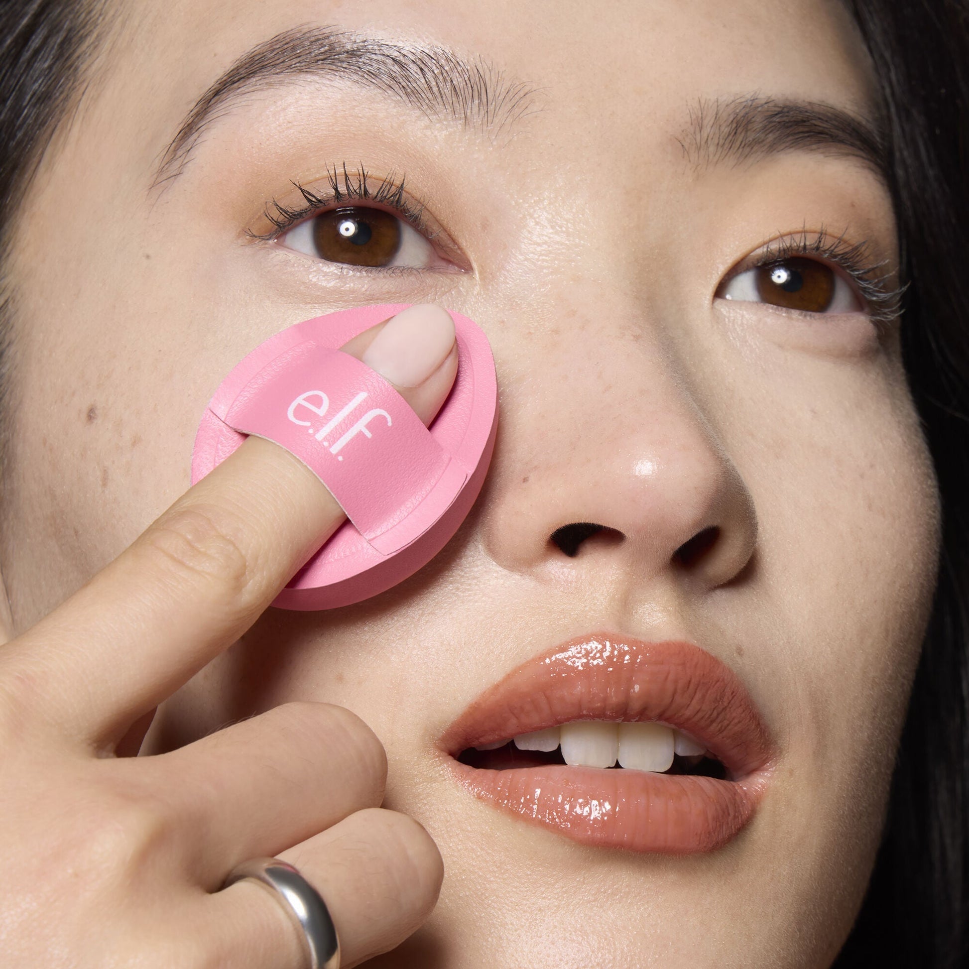 pillow-puff-concealer-sponge-d6 85120_MOM_PILLOW_PUFF_CONCEALER_SPONGE_TOOL_SHOT_SAKURA_V1_0095_V3.jpg