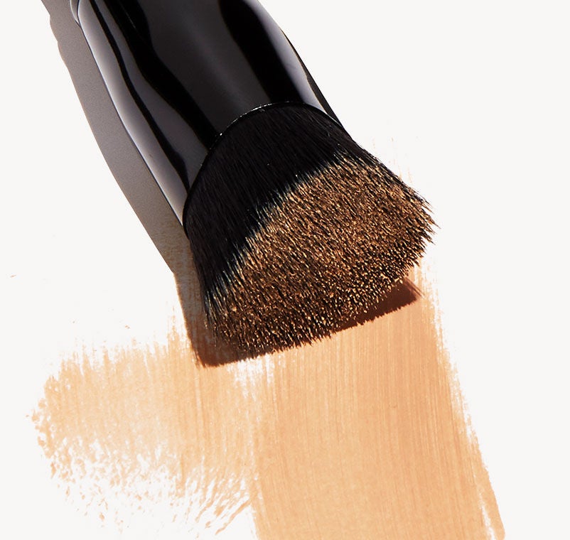 triangular-buffing-foundation-brush-o1 shot.jpg